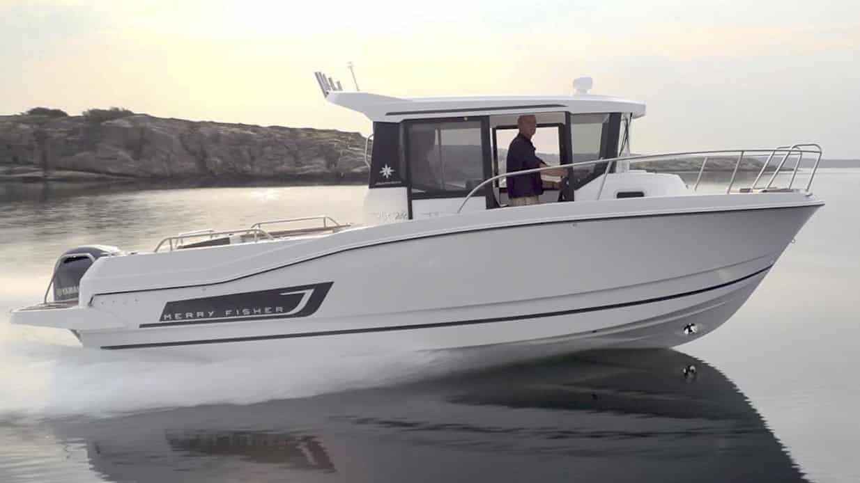 Jeanneau Merry Fisher 795 – hyttbåt på flyande franska