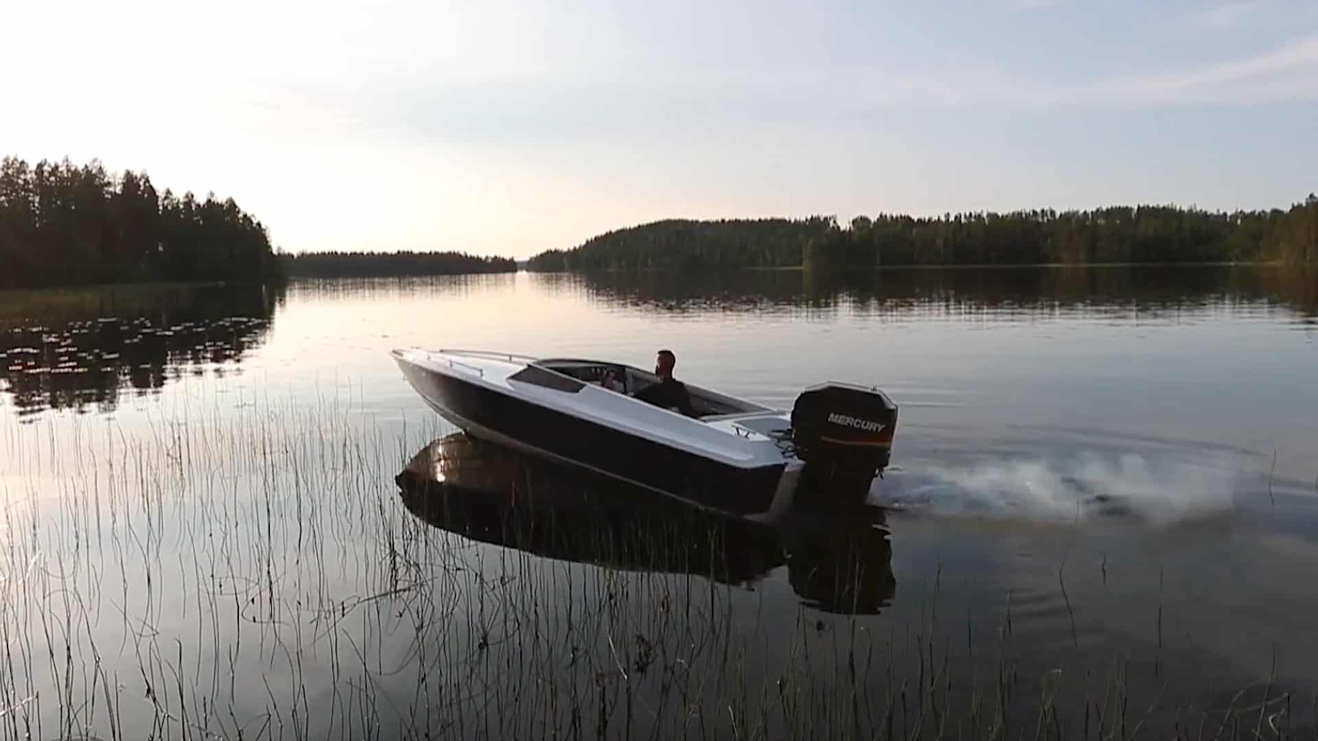 Featured image for Hembyggd sportbåt i trä god för 82 knop!