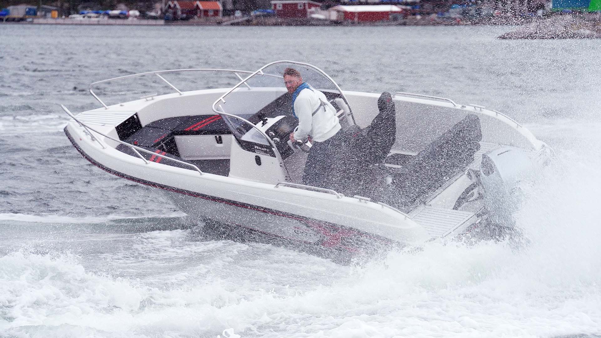 Micore XW 63 CC – sportig och praktisk styrpulpetbåt