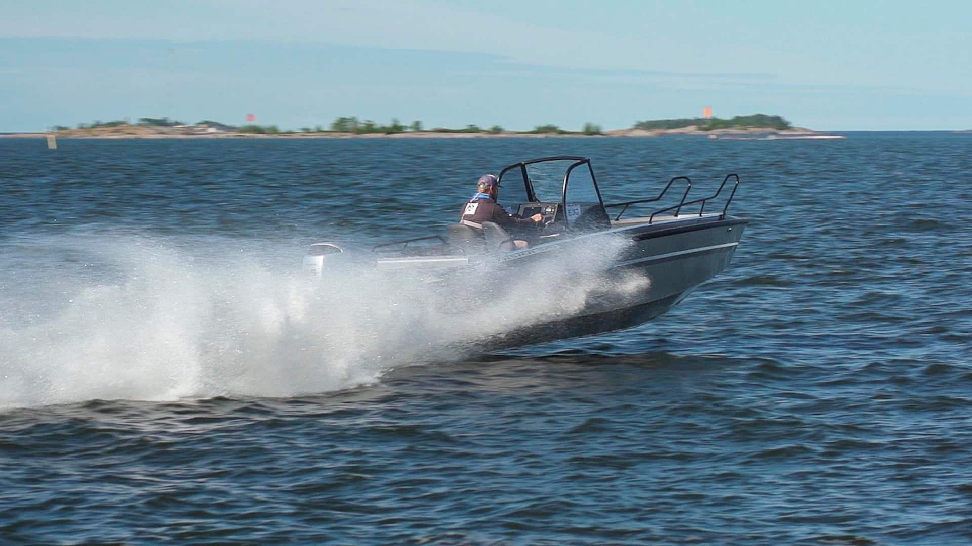 Faster 570 CC – full fart med förnuftig styrpulpetbåt