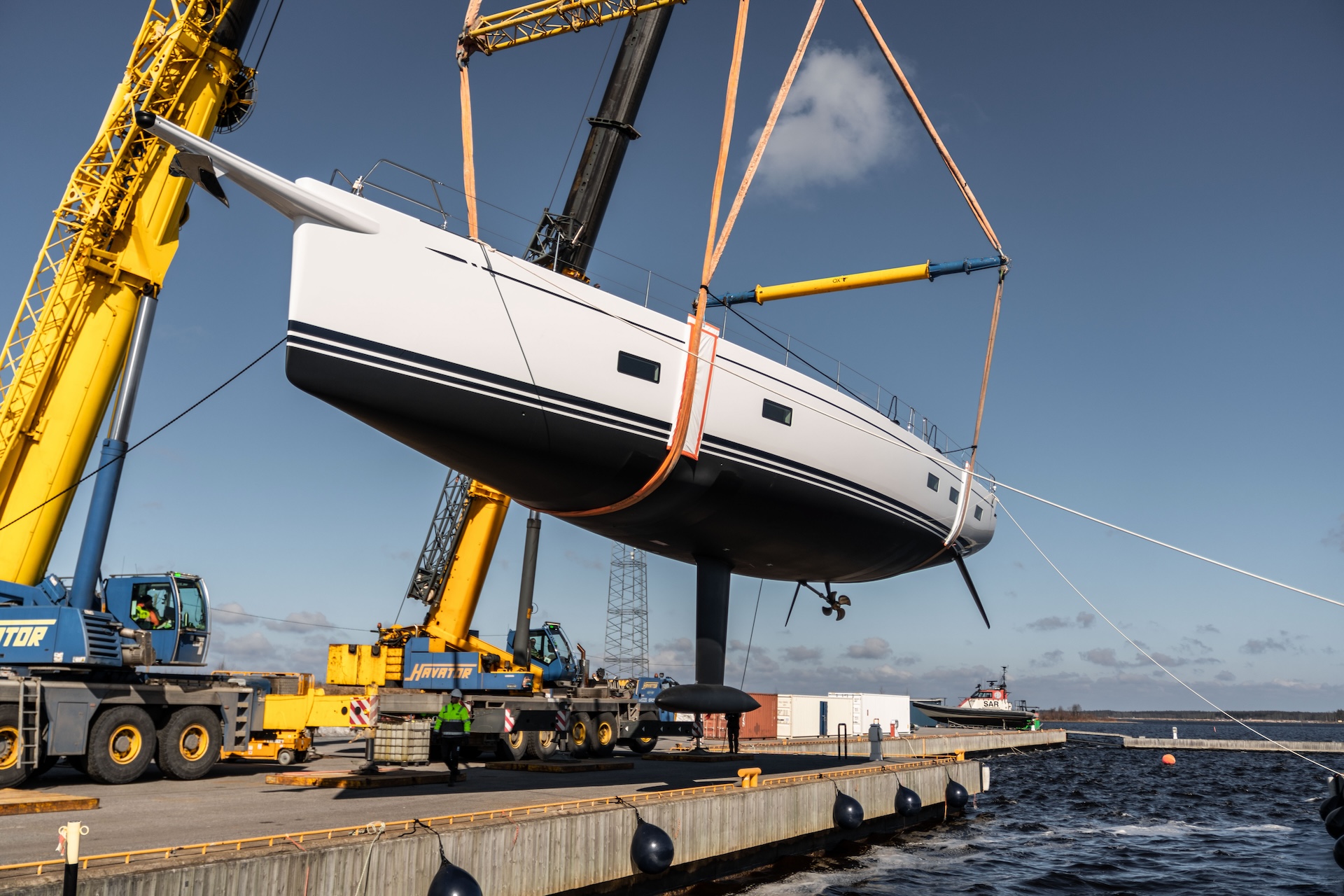 Legendariska segelbåtsvarvet sjösätter sin första hybridmodell - Skippo