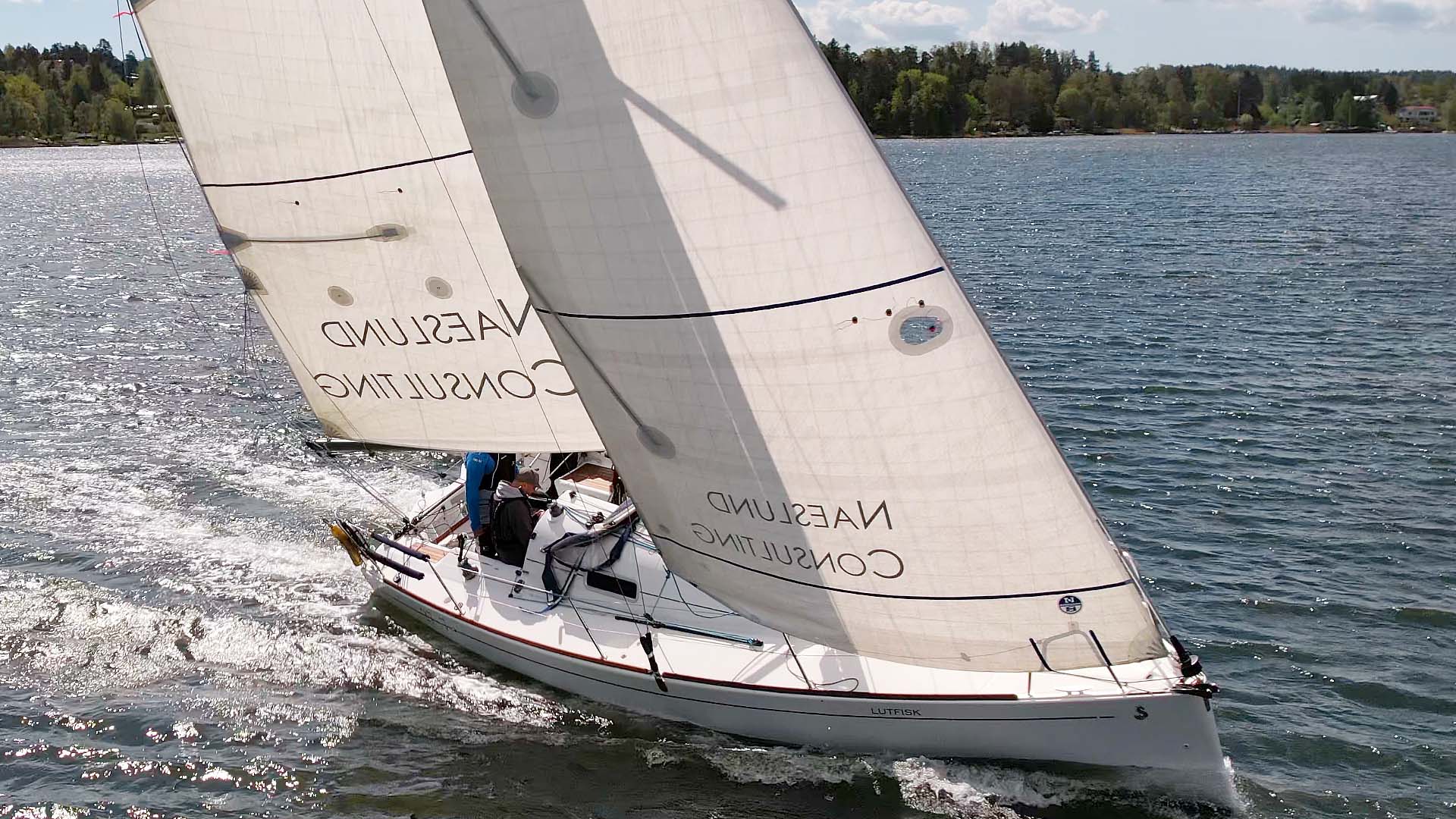 First 27.7: Seglingsglädje för hela slanten i begagnad båt